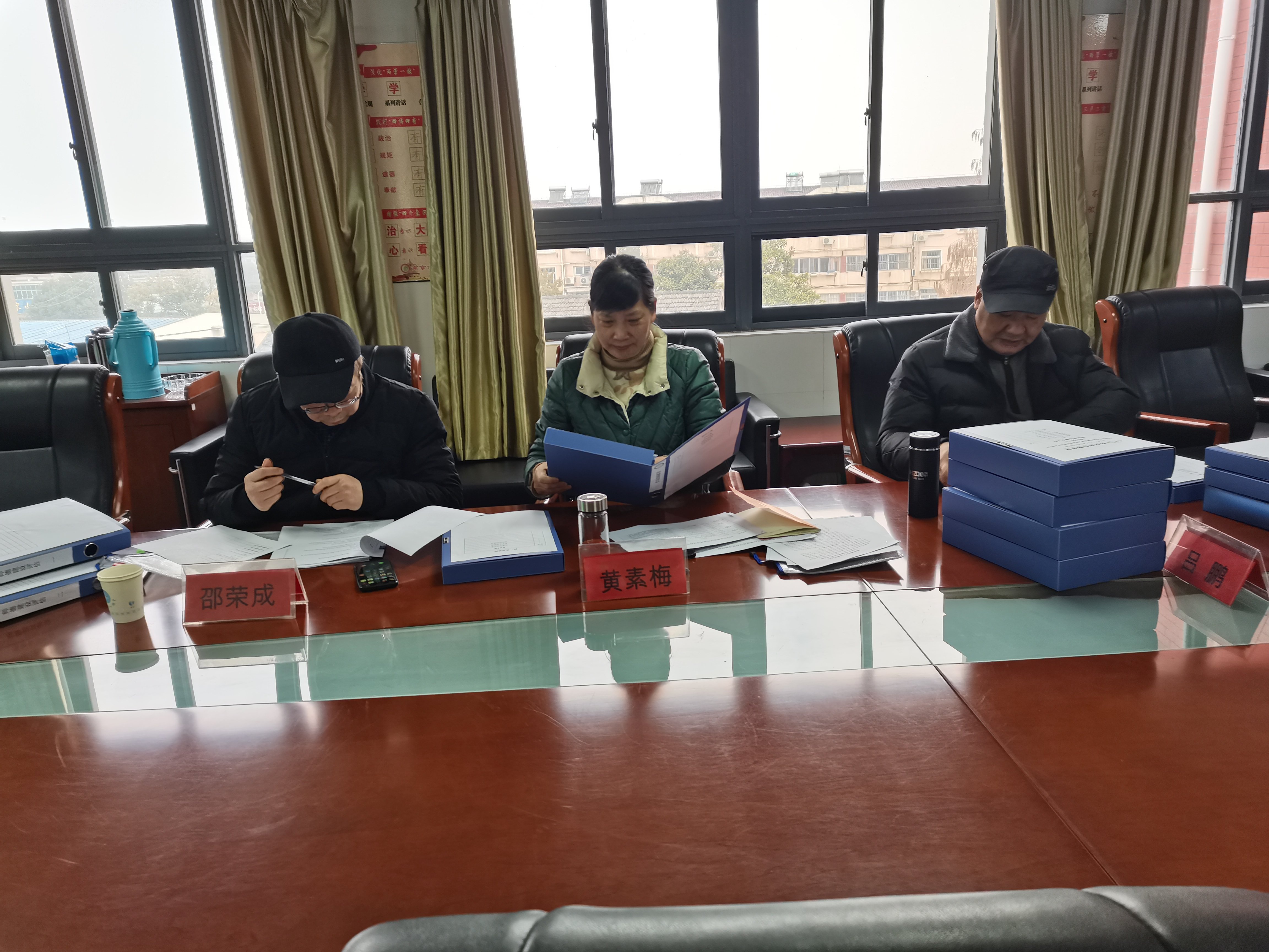 树优良师德师风 建文明尊荣校风(1)_html_502d0ed9.jpg