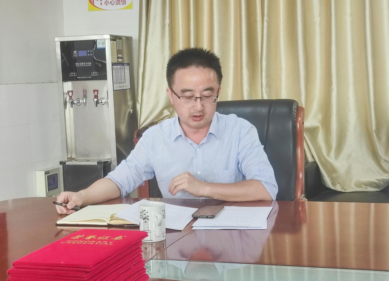 【尊荣营中】薪火相传 青蓝共进——2022年营防中学师徒结对仪式_html_3b9c786e.jpg