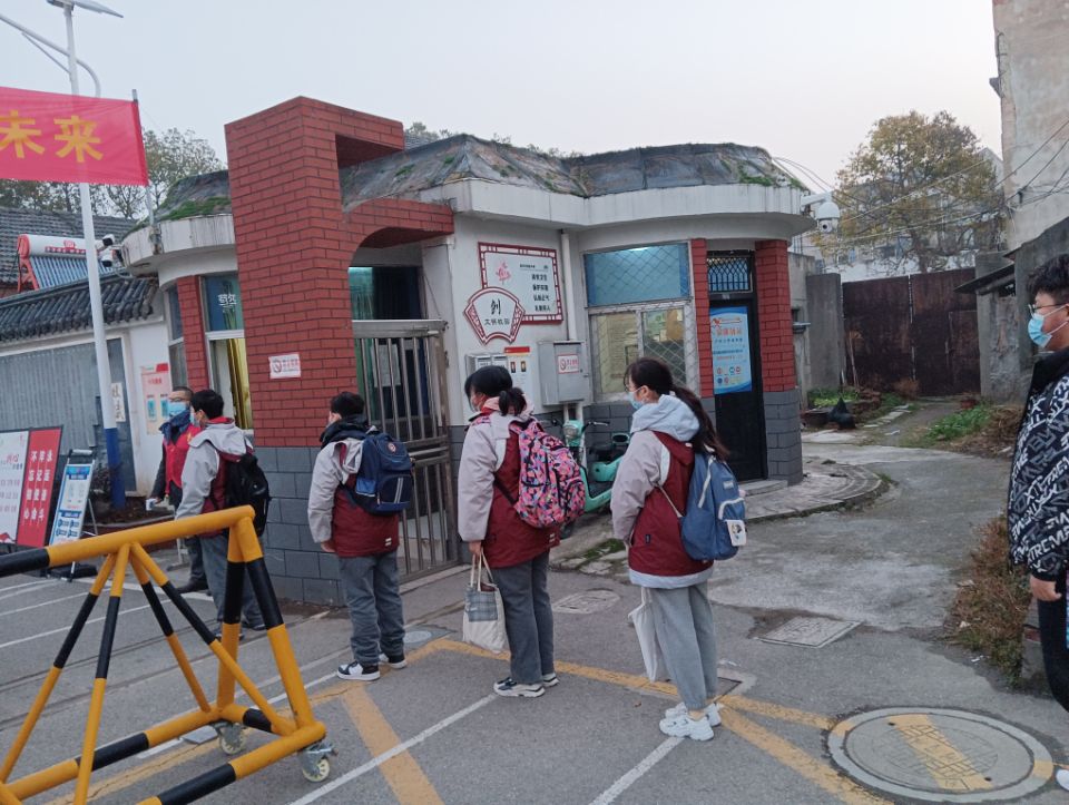 营防中学开展新学期疫情防控应急演练活动_html_6caacc64.jpg