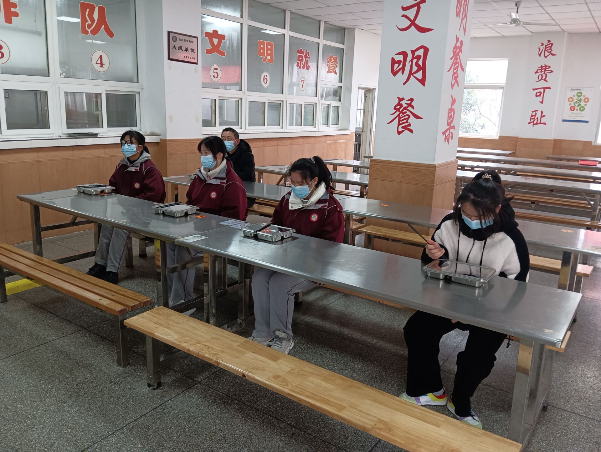 营防中学开展新学期疫情防控应急演练活动_html_m5233522b.jpg