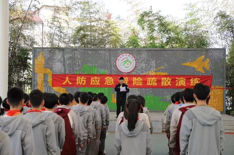 南京市营防中学举行安全教育消防疏散演练_html_2e595f5d.jpg