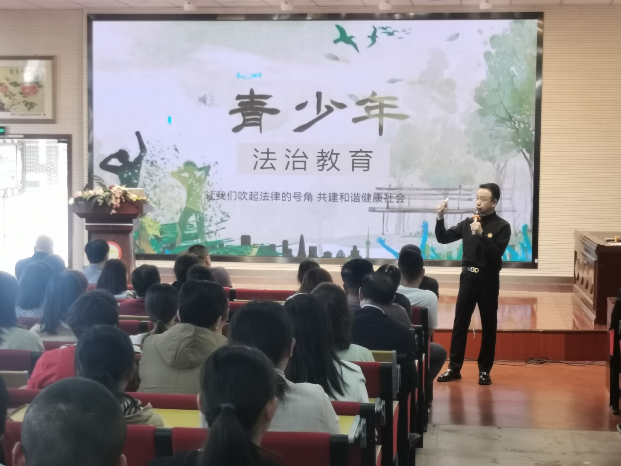 南京市营防中学5月份法治教育宣传周活动总结_html_704b2177.jpg