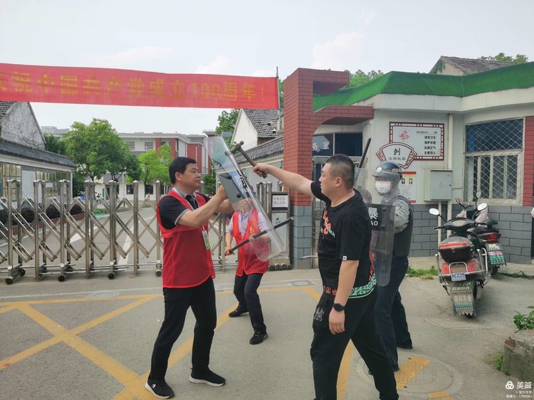 【尊荣营中】校园安全演练、筑牢生命防线---营防中学开展校园安全防爆演练