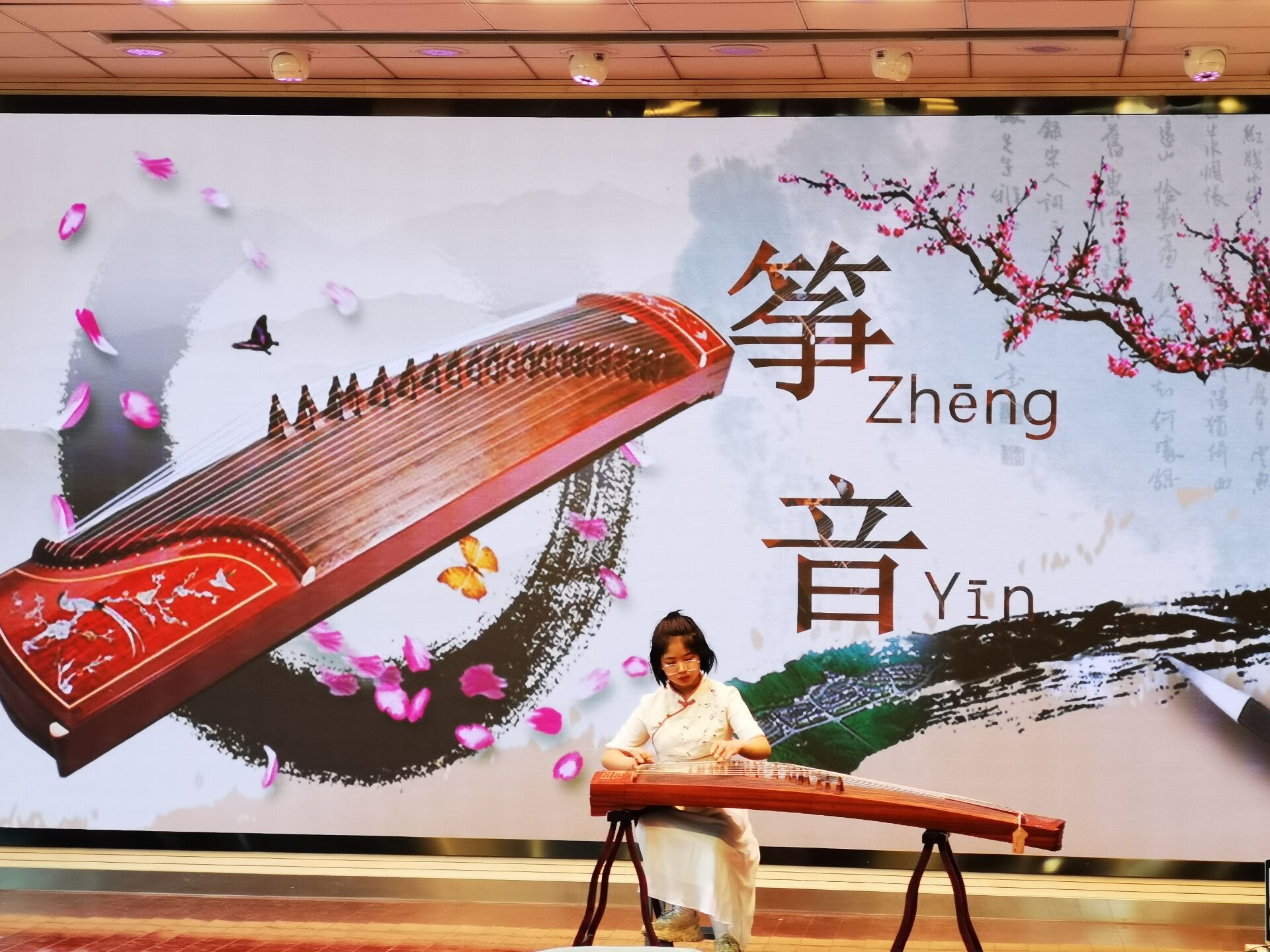2021元旦汇演新闻稿_html_1d4d7a78.jpg