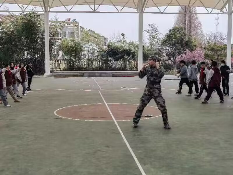 学习国防知识 争做时代新人_html_60dd92b0.jpg