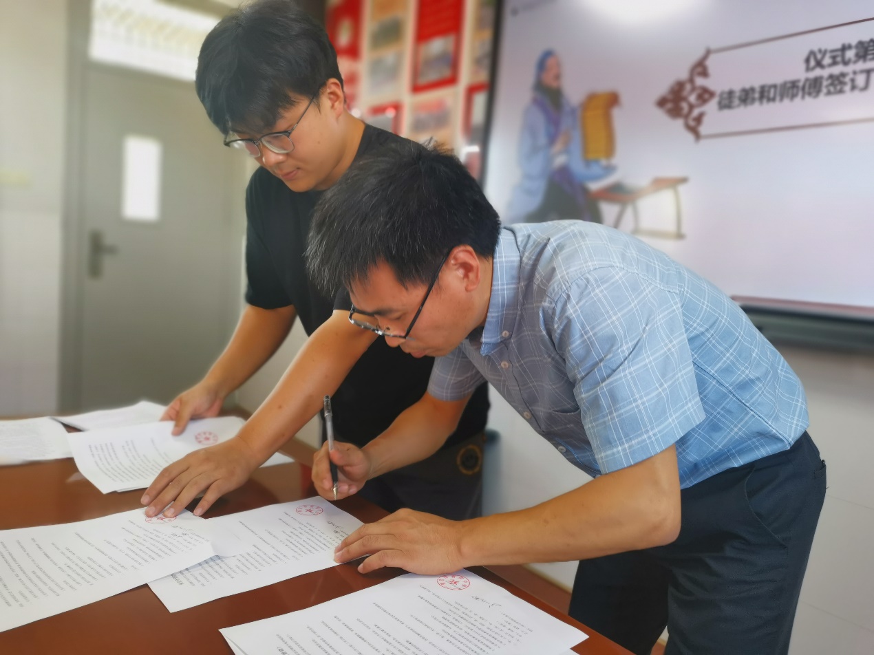 师徒结对新闻稿_html_m1e352108.jpg