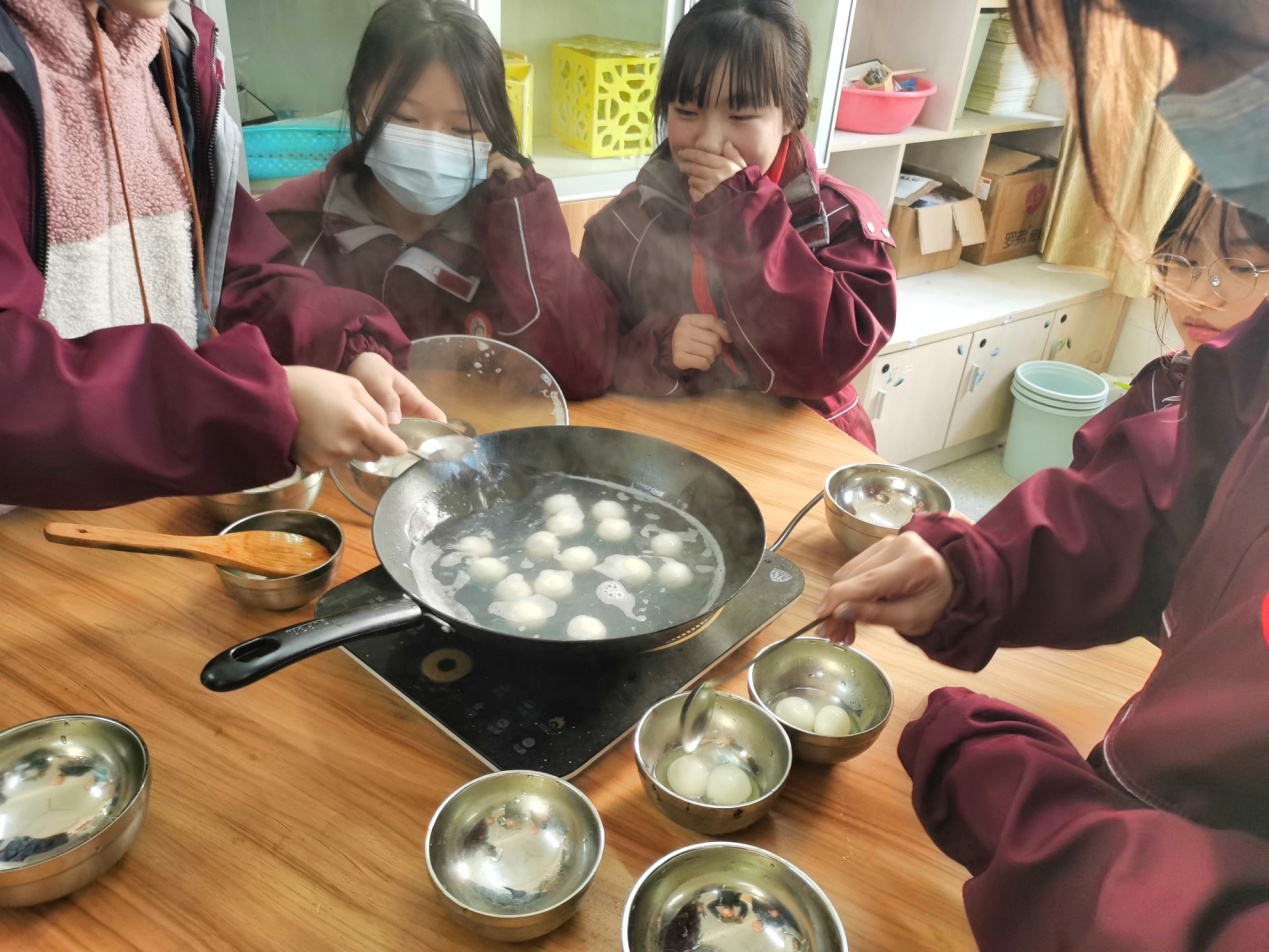 灯笼吐艳映新春  细品元宵度佳节_html_m1c2b14ca.jpg