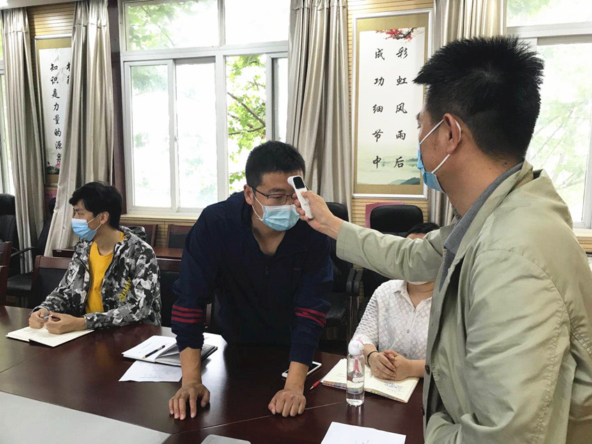 200505【养善栖小】江南小学组织教职工学习额温枪使用.jpg