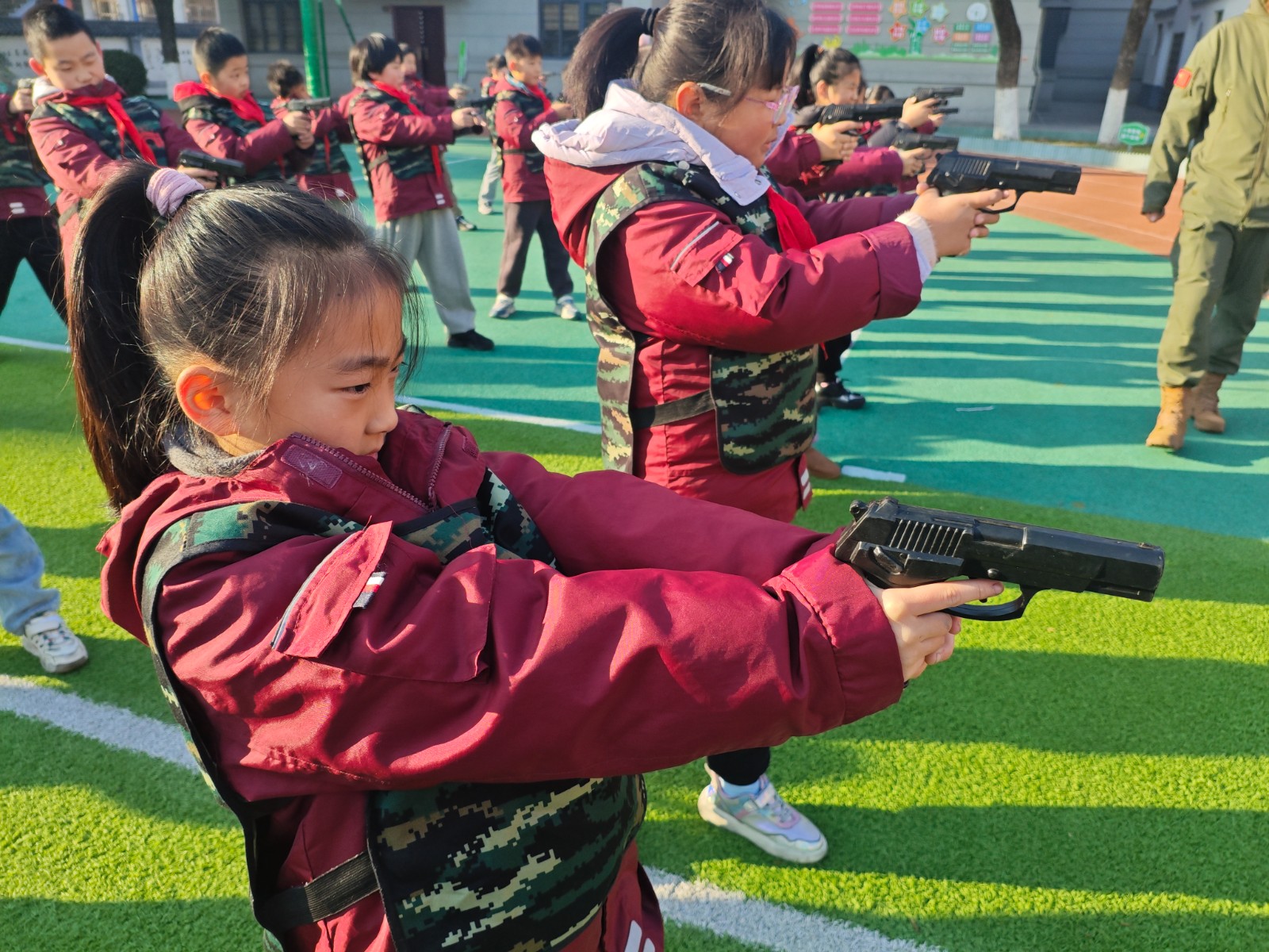 【悦群燕小 方圆礼堂】童心向国防 体育筑梦想 ——燕子矶中心小学国防体育教育体验活动