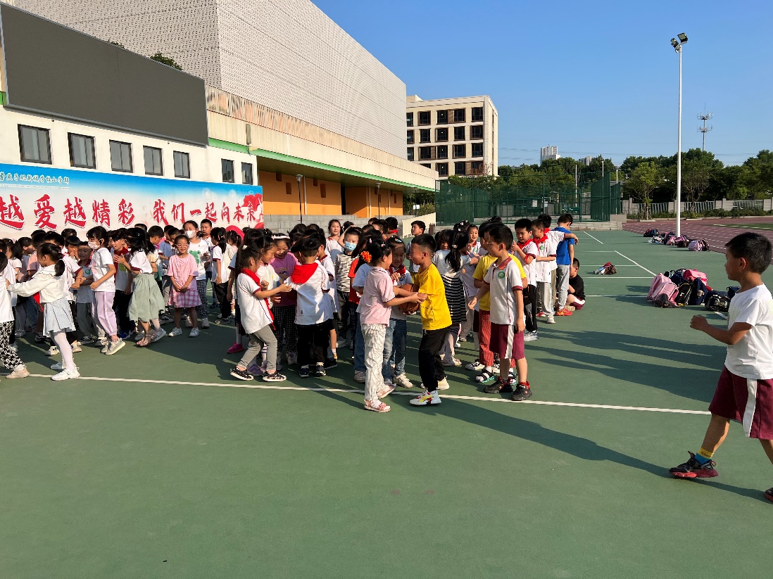 C28-8-2-6  燕小6月夹球接力赛_html_m1ad74488.jpg