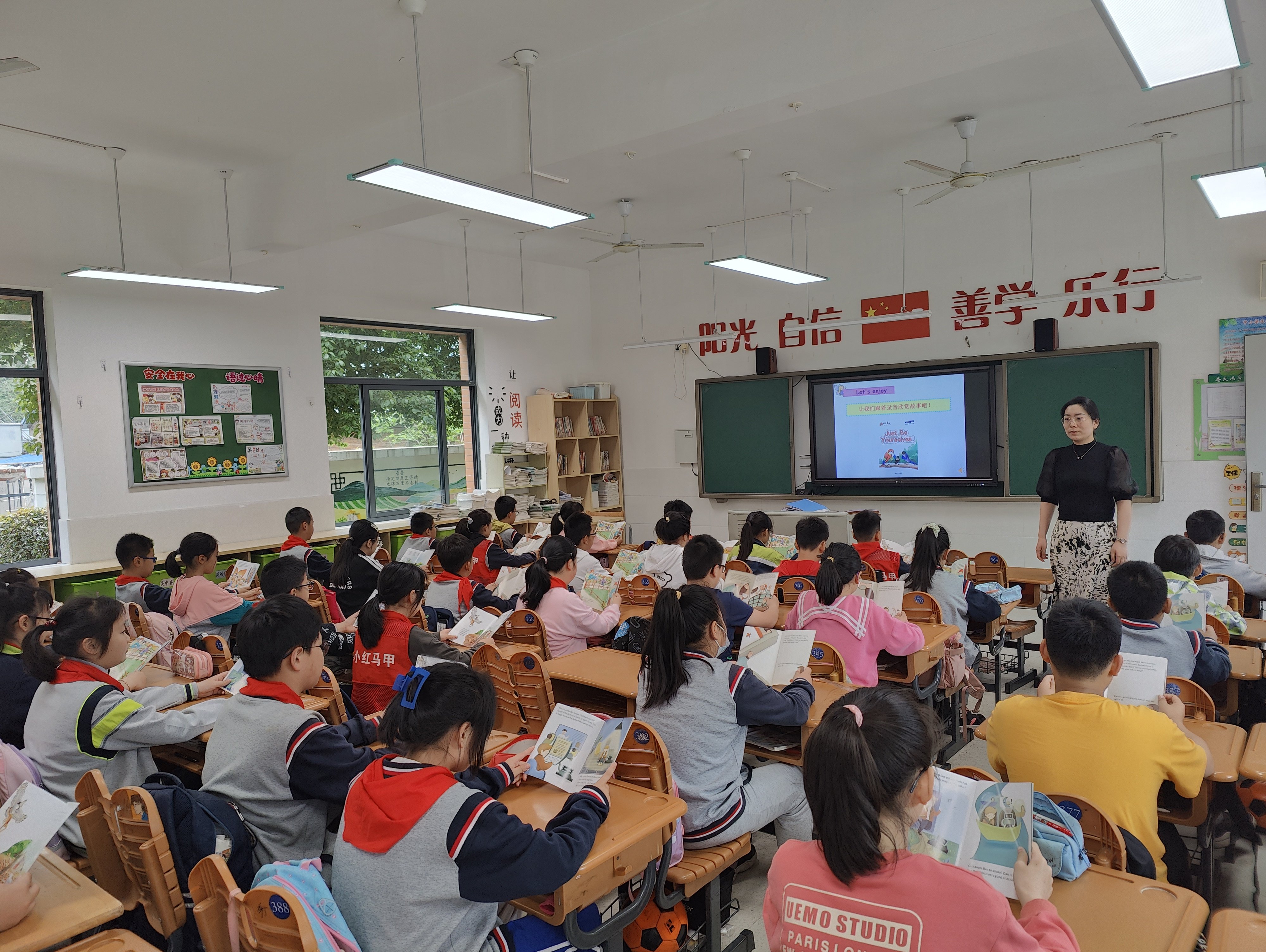 【励进幕小 教学前沿】小绘本，大世界——英语组校本研修主题报道（14）_html_4c6734ad.jpg