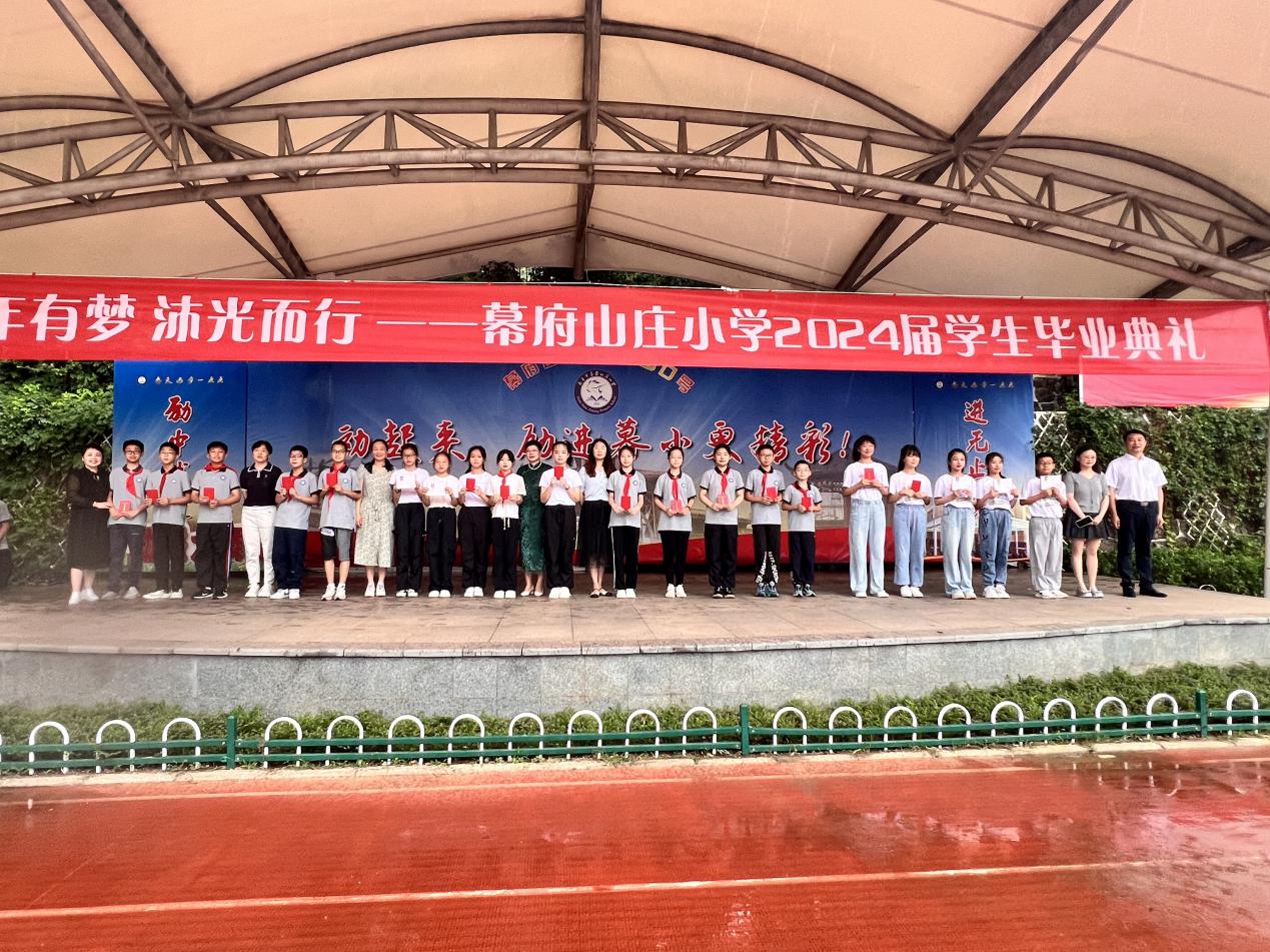 少年有梦 沐光而行——2024届毕业典礼新闻稿_html_501afed7.jpg