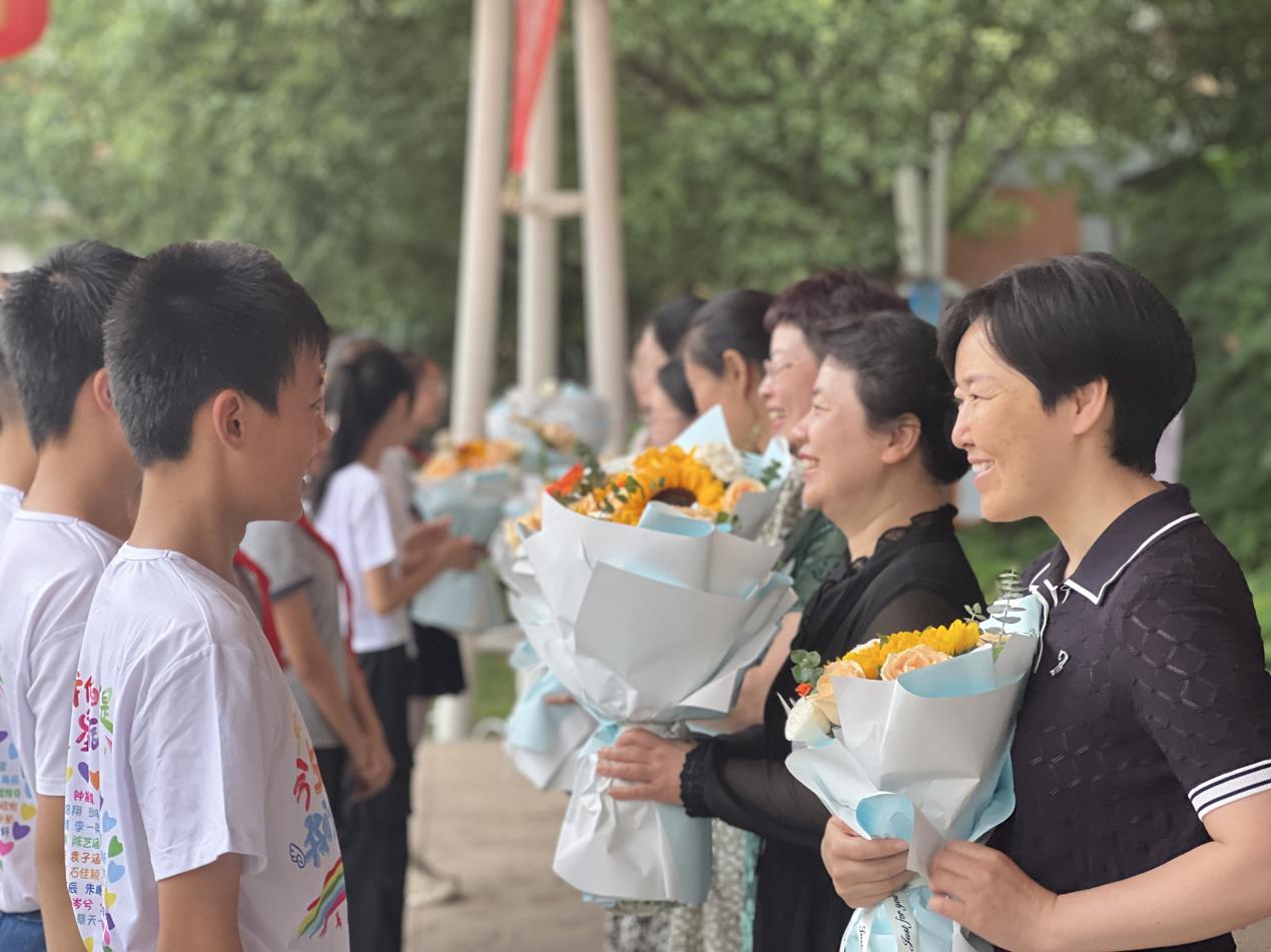 少年有梦 沐光而行——2024届毕业典礼新闻稿_html_7185147a.jpg