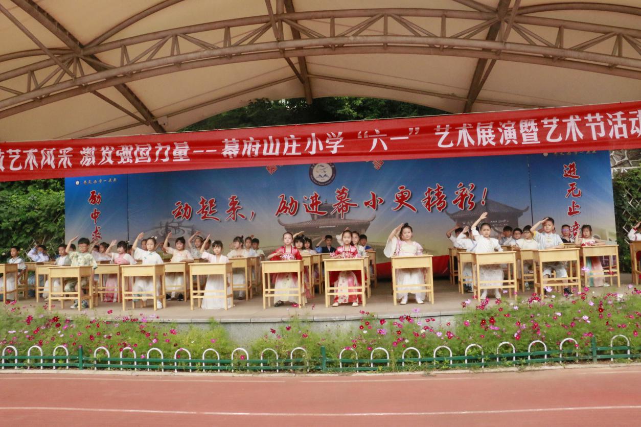 艺术展演报道_html_m12cac100.jpg