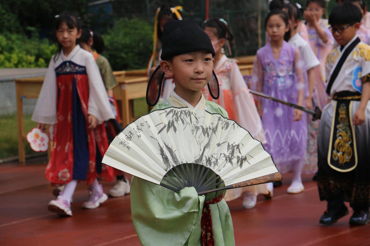 红领巾爱祖国 传承中华经典汉服节报道_html_m78d3142b.jpg