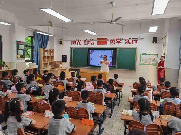 一年级报道_html_2d35983d.jpg