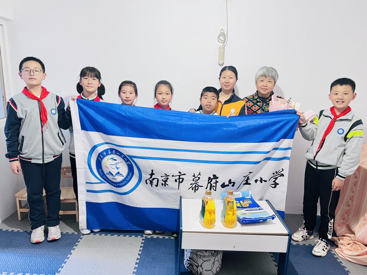 小小雷锋行善举  真情慰问暖人间新闻稿_html_mc11e95f.jpg