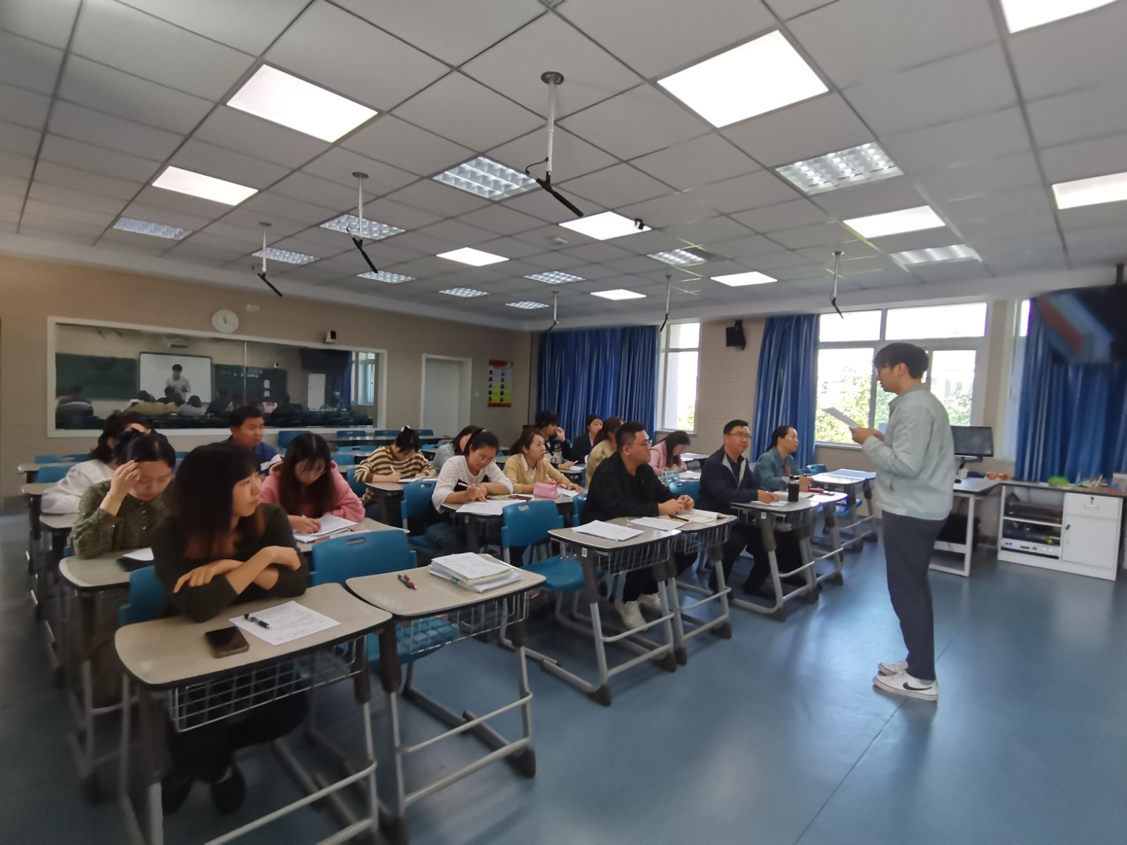 课堂全景1.jpg