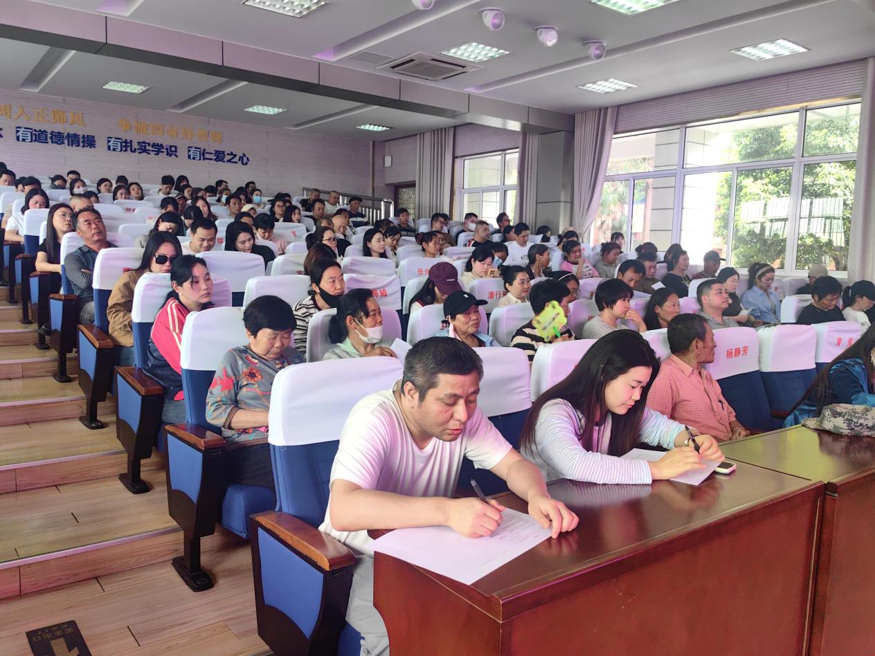 20250430如何做青春期孩子的成长导师？——南京市八卦洲中桥中学家长学校活动报道_html_m7a8eef38.jpg