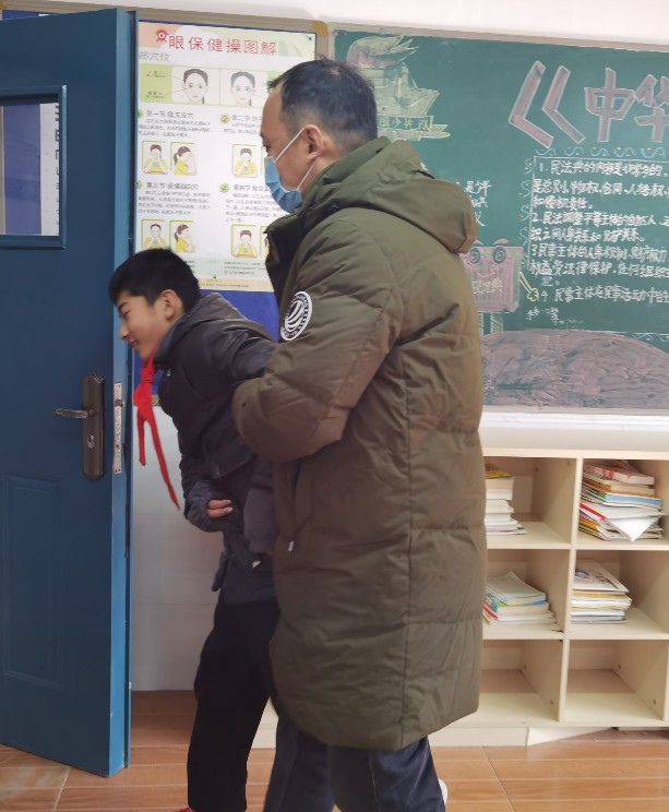 八卦洲中桥中学呕吐物处理应急演练_html_6551a668.jpg