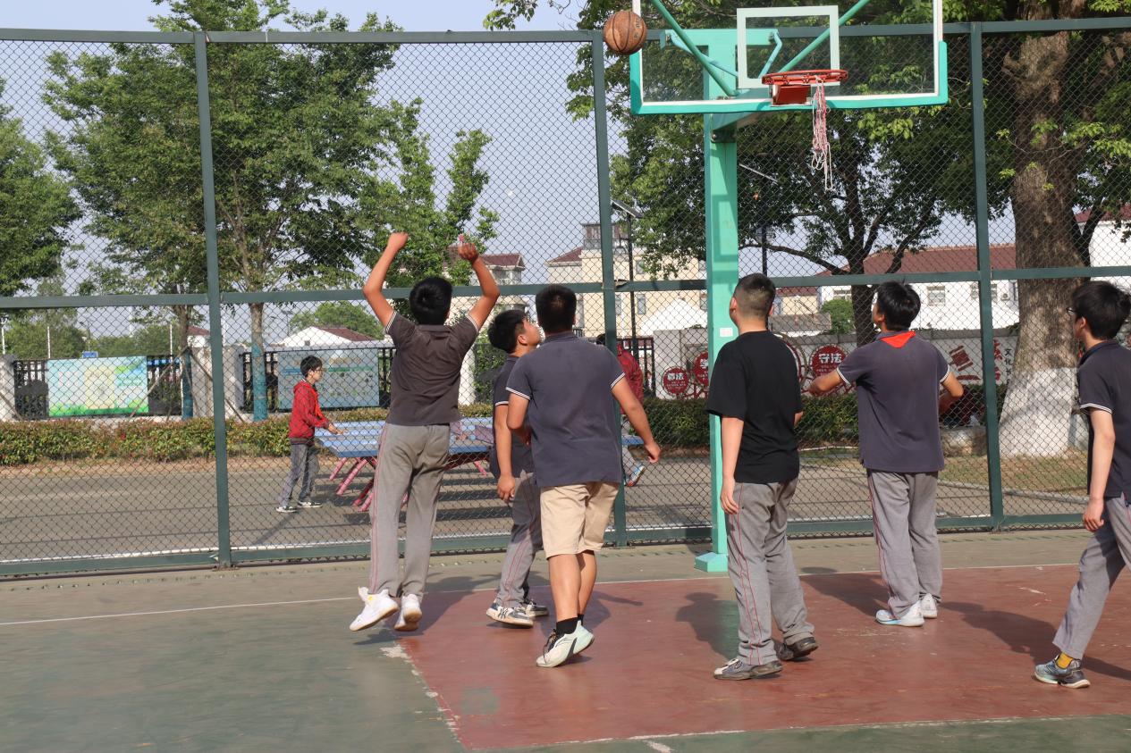 中桥中学第一届男子篮球联赛圆满落幕_html_m16504020.jpg