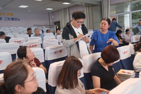 凝心聚力绘新卷 民主协商促发展——中桥中学第五届第四次教职工大会成功召开_html_57c892f8.jpg