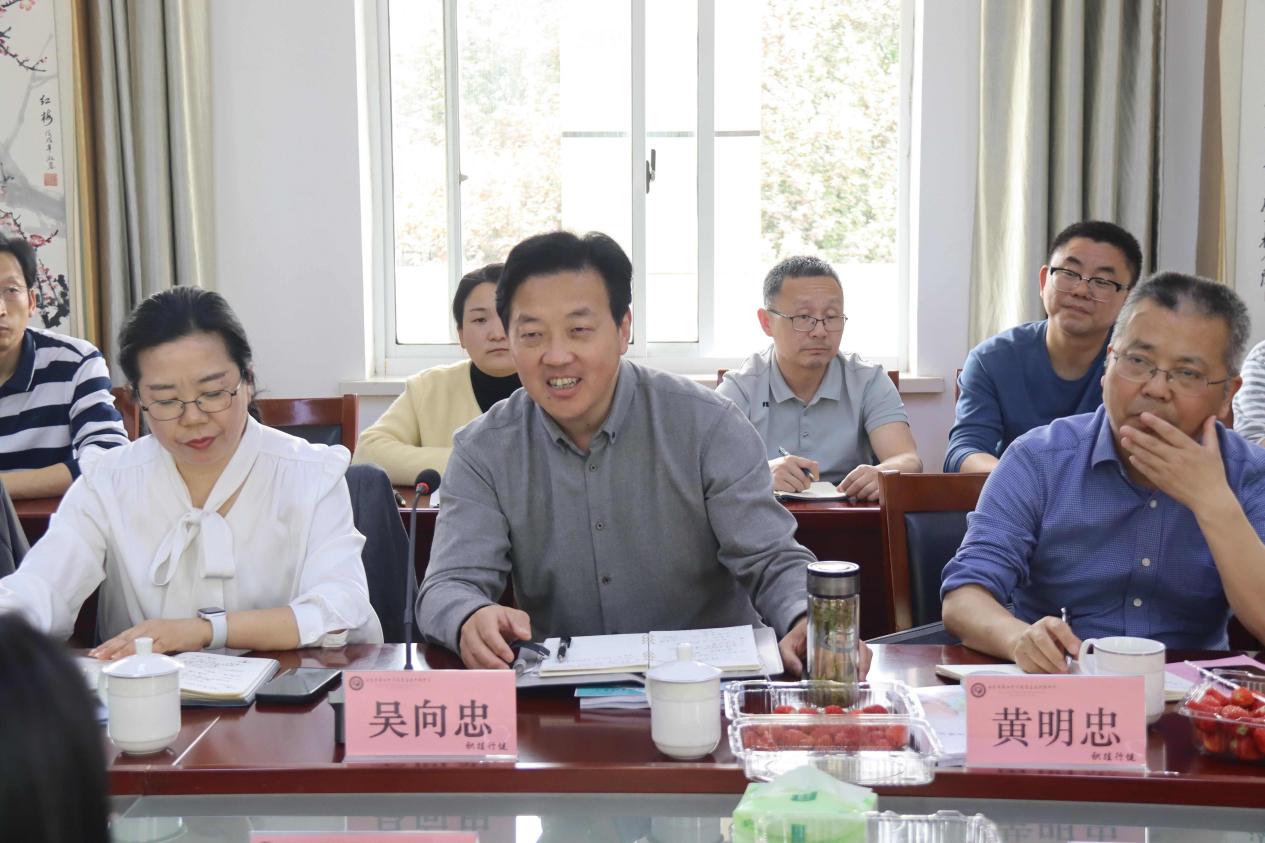 省级调研专家组莅临中桥中学 调研指导_html_8dc2548.jpg