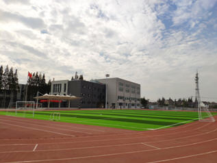 我校现有250米跑道一块_html_m58a43db9.jpg