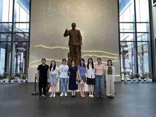 【二稿】七一党员外出学习师德馆新闻_html_6c1a908b.jpg