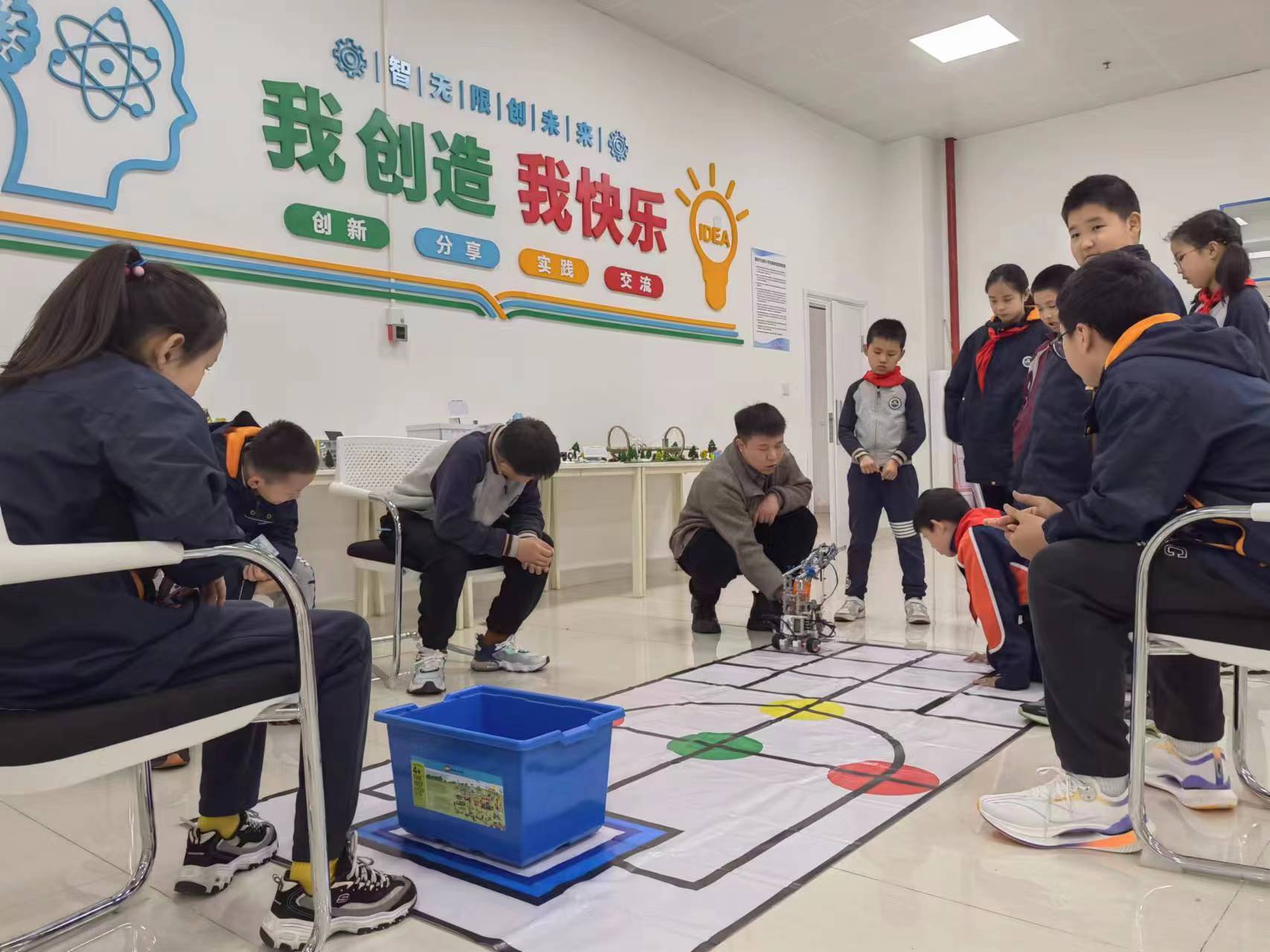 竞技激情，智慧成长——记学生参与信息素养提升实践活动项目现场赛(1)_html_2a5f03a6.jpg