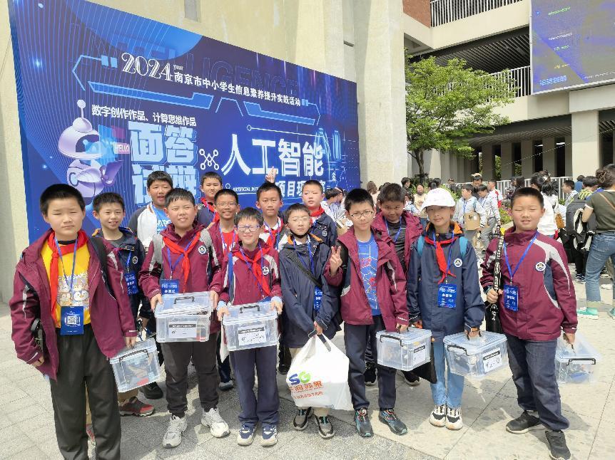竞技激情，智慧成长——记学生参与信息素养提升实践活动项目现场赛(1)_html_5abd84ed.jpg
