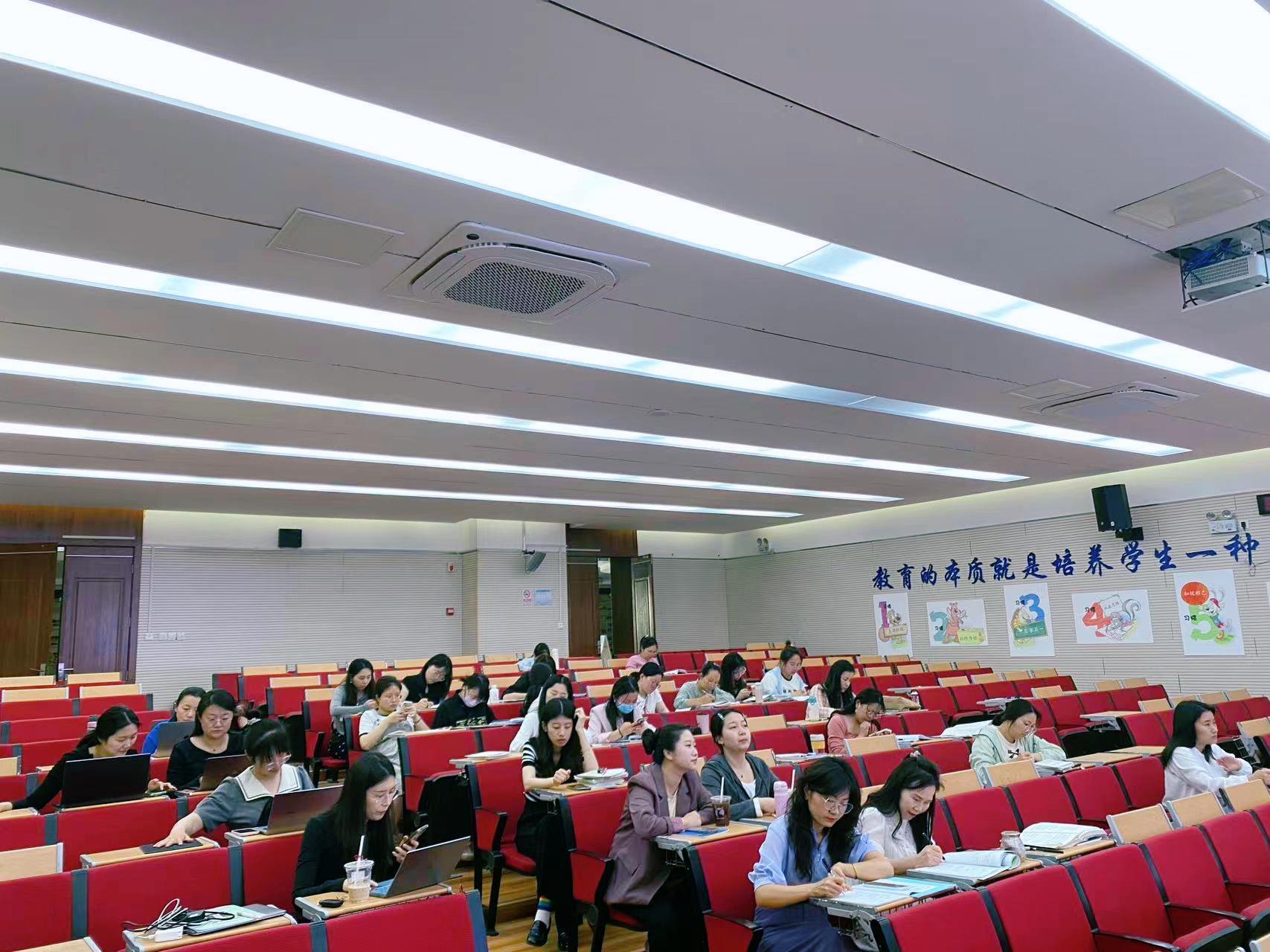 【已改】读经典文本，听思维花开——记金陵小学语文教研组“快乐读书吧”课例研讨活动(1)_html_616acd75.jpg