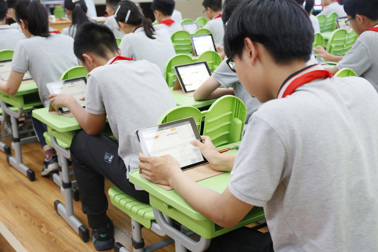 新技术赋能课堂，智研提质增效(1)_html_m7cff5698.jpg