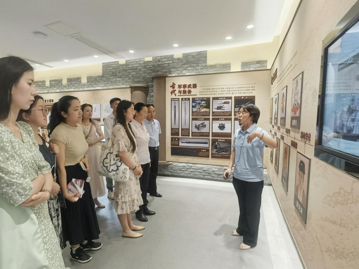 【石抱树·先锋行】（主题党日）党建引领聚合力 立心铸魂促发展——金陵小学党委庆“七一”主题党日暨党员学习大会(1)_html_3d1cd2fa.jpg