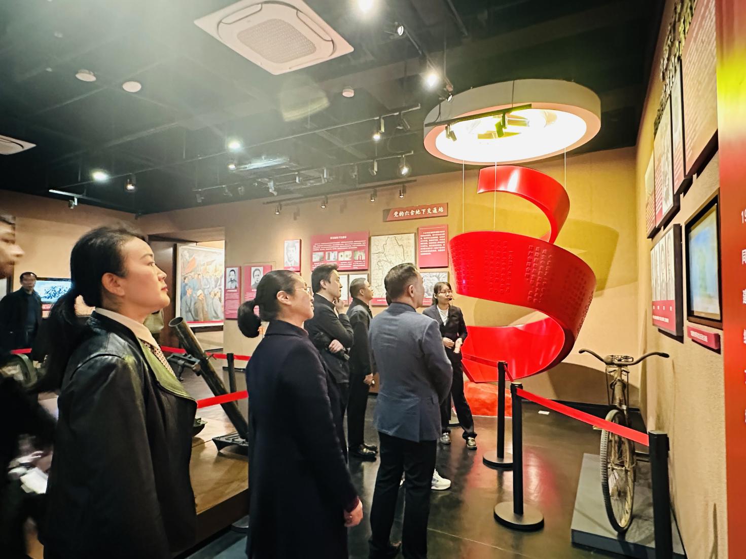 【石抱树·先锋行】追忆峥嵘岁月 赓续红色血脉——南京市金陵小学党委组织主题党日活动_html_570ffbc1.jpg