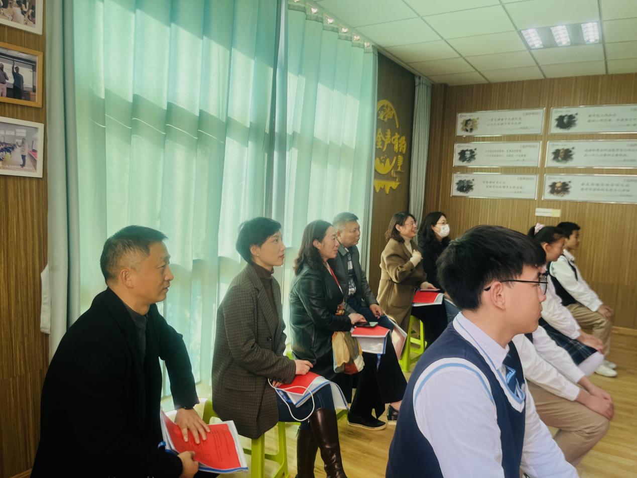 【尚真华电】发掘内涵成特色，专家评审促提升——南京市华电中学迎接区“特色教师”现场展示评审(1)_html_m2b0d56ef.jpg