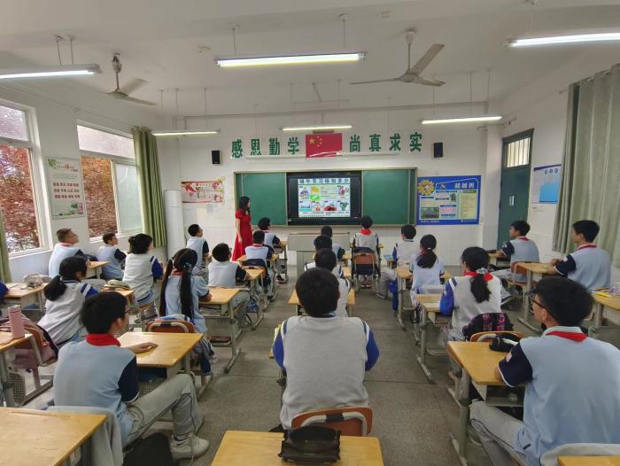 【尚真华电】巧手爱劳动，“粽”享端午情——华电中学开展端午节传统文化教育系列活动_html_563afdfa.jpg