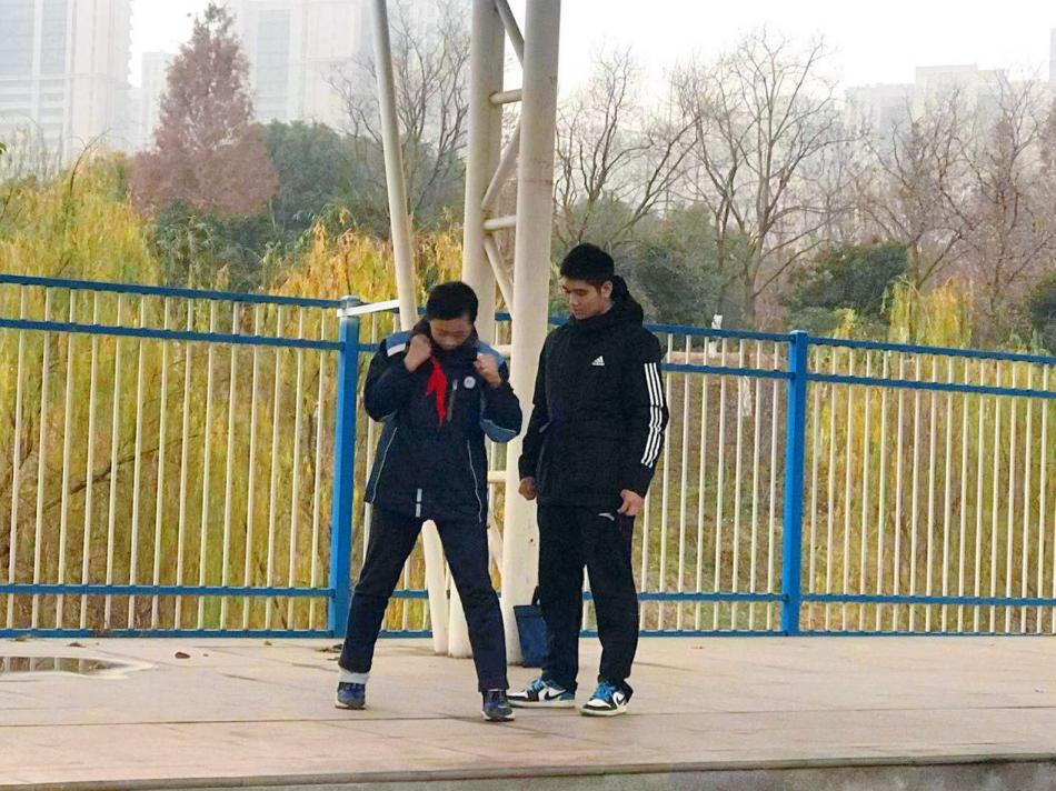 1216 拳击冠军进校园修改_html_m1d678bf6.jpg