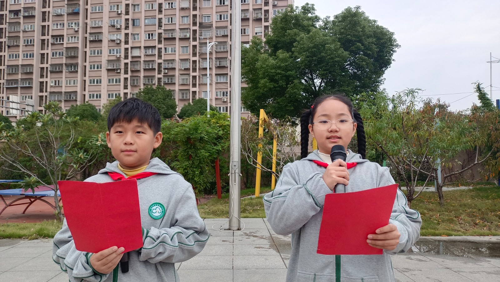 【花港一小】悦纳自我，肯定自我，欣赏自我 ——花港一小第十二周主题升旗仪式