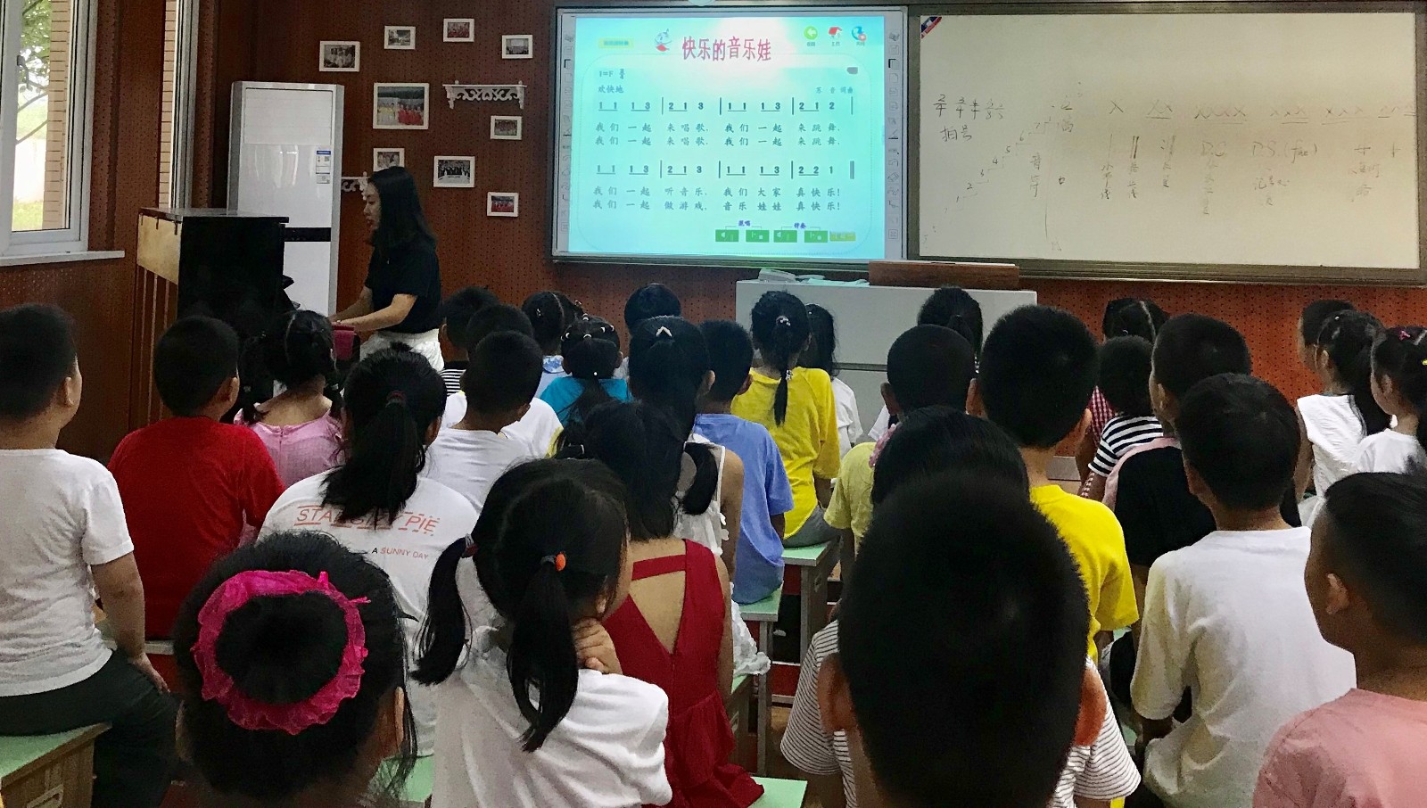 刘鑫老师执教《快乐的音乐娃》一课。1.jpg