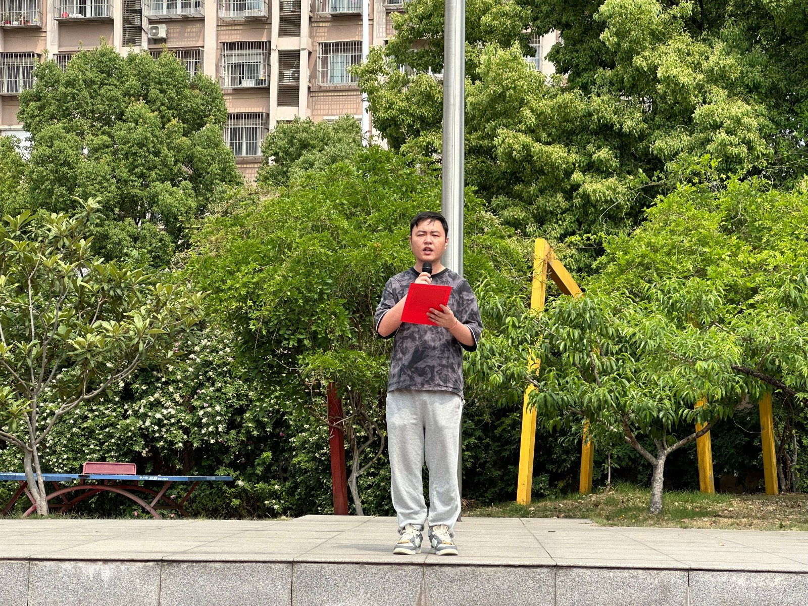 黄老师国旗下讲话.jpg