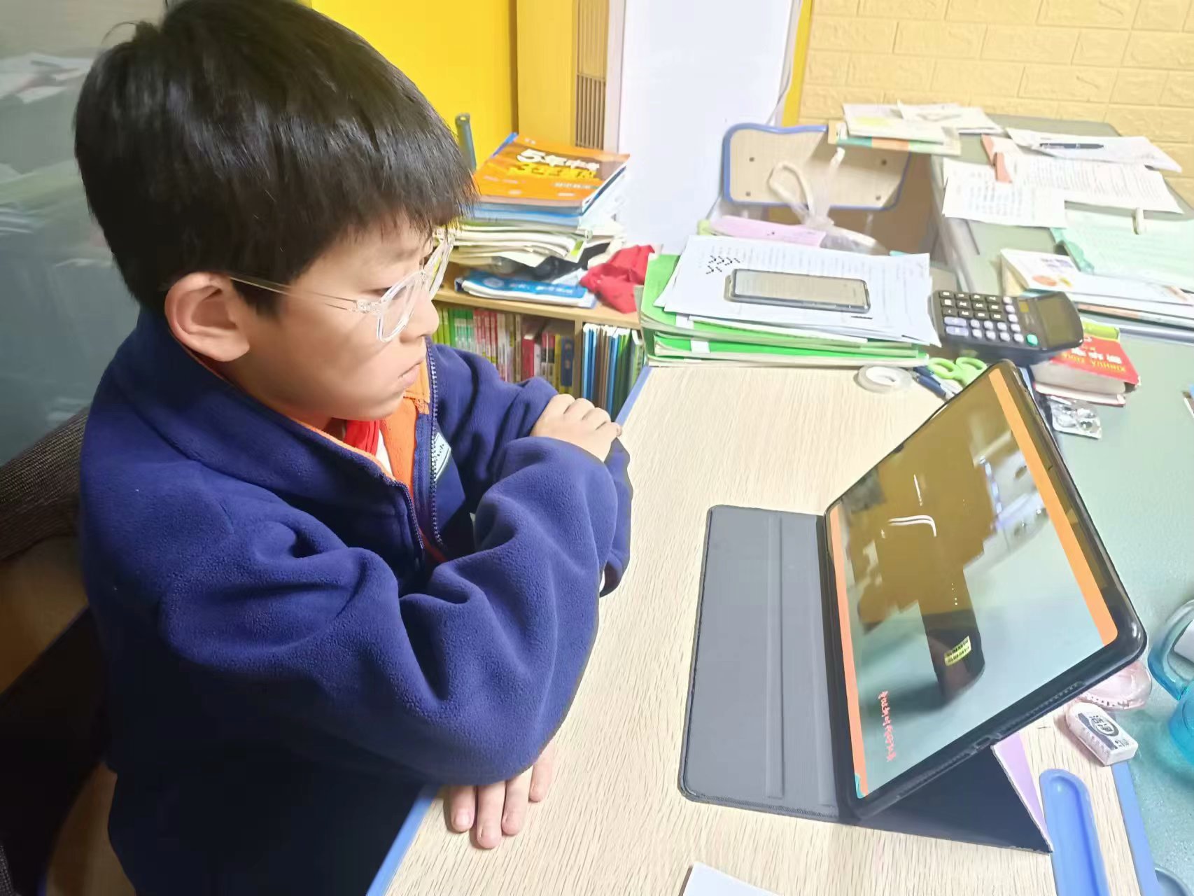 【花港一小】花港一小全体师生观看建队日“争做新时代好队员”主题云队课