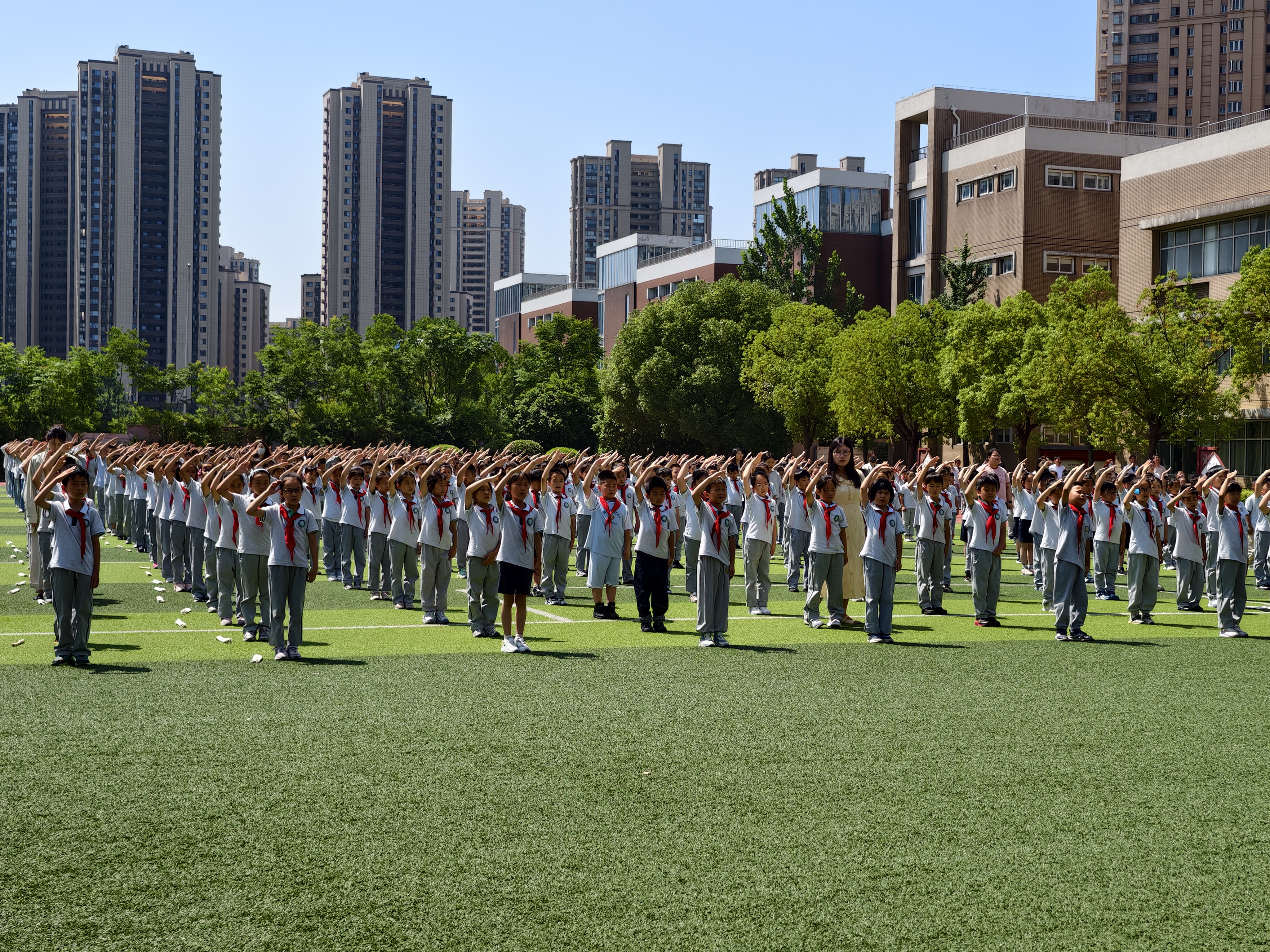 【花港一小】 正视挫折 迈向成功——花港第一小学第十九周升旗仪式