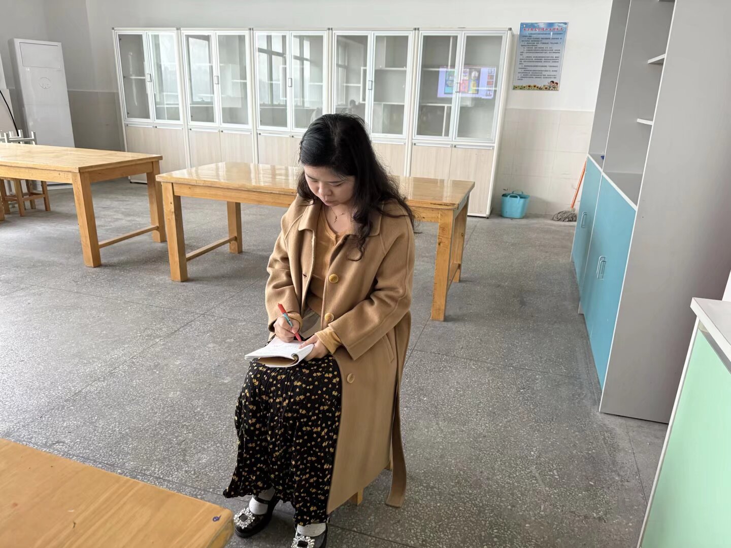 叶志强老师执教《人物装饰画》 (2).jpeg 叶志强老师执教《人物装饰画》 (2).jpeg