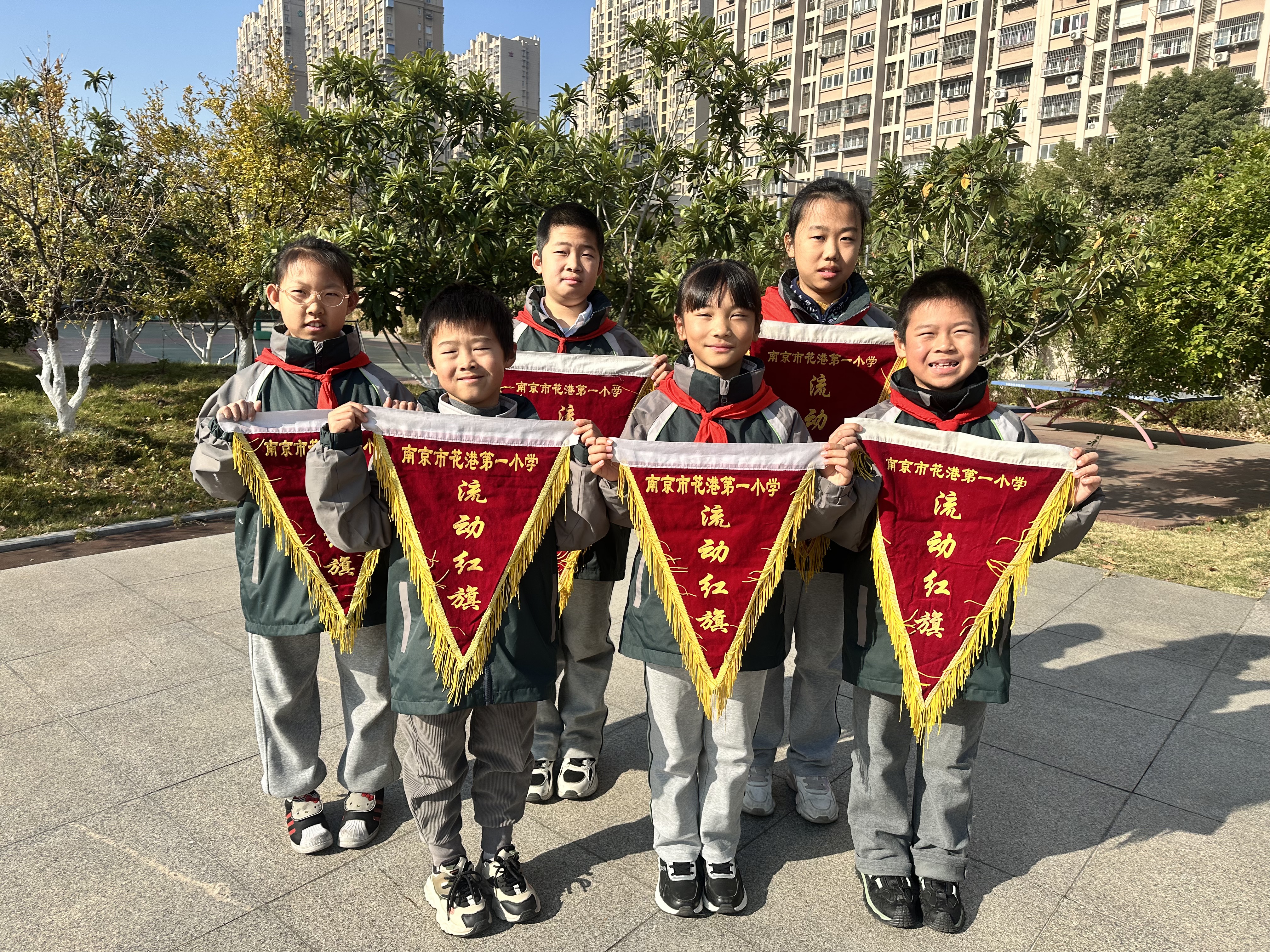 【花港一小】颁发流动红旗，传承文明风尚（一百）