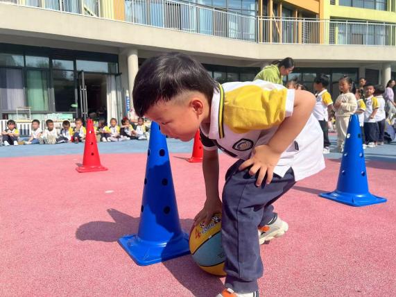 和小花甜一起锻炼吧——区一实幼三元分园体育节开幕式活动_html_m36dfd09.jpg