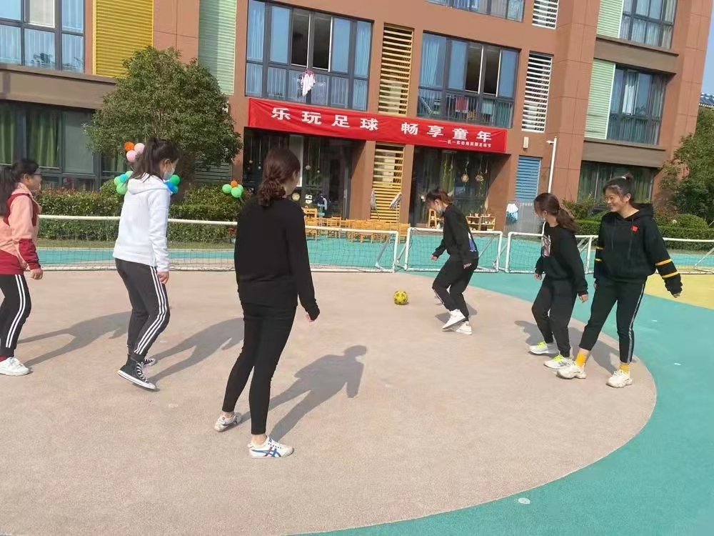南京市栖霞区第一实验幼儿园尧辰分园足球游戏教研_html_599062f0.jpg