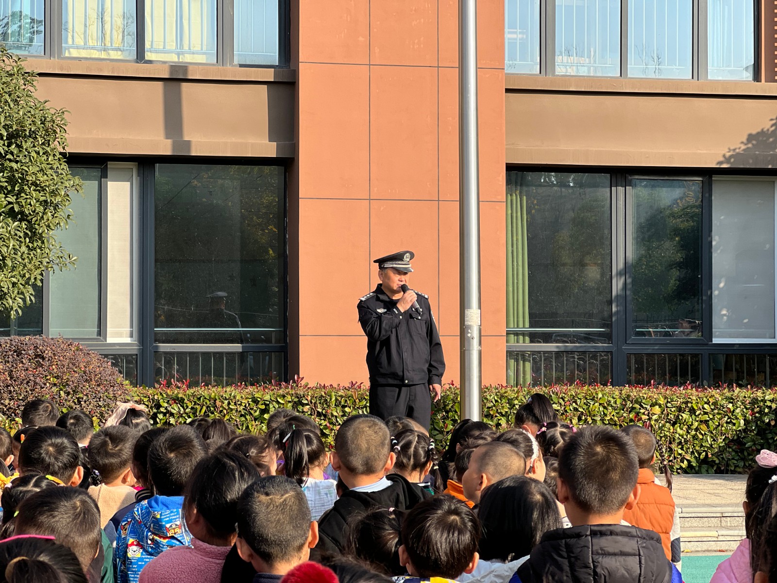 法治副校长国旗下普法教育+尧辰园 (2).jpg