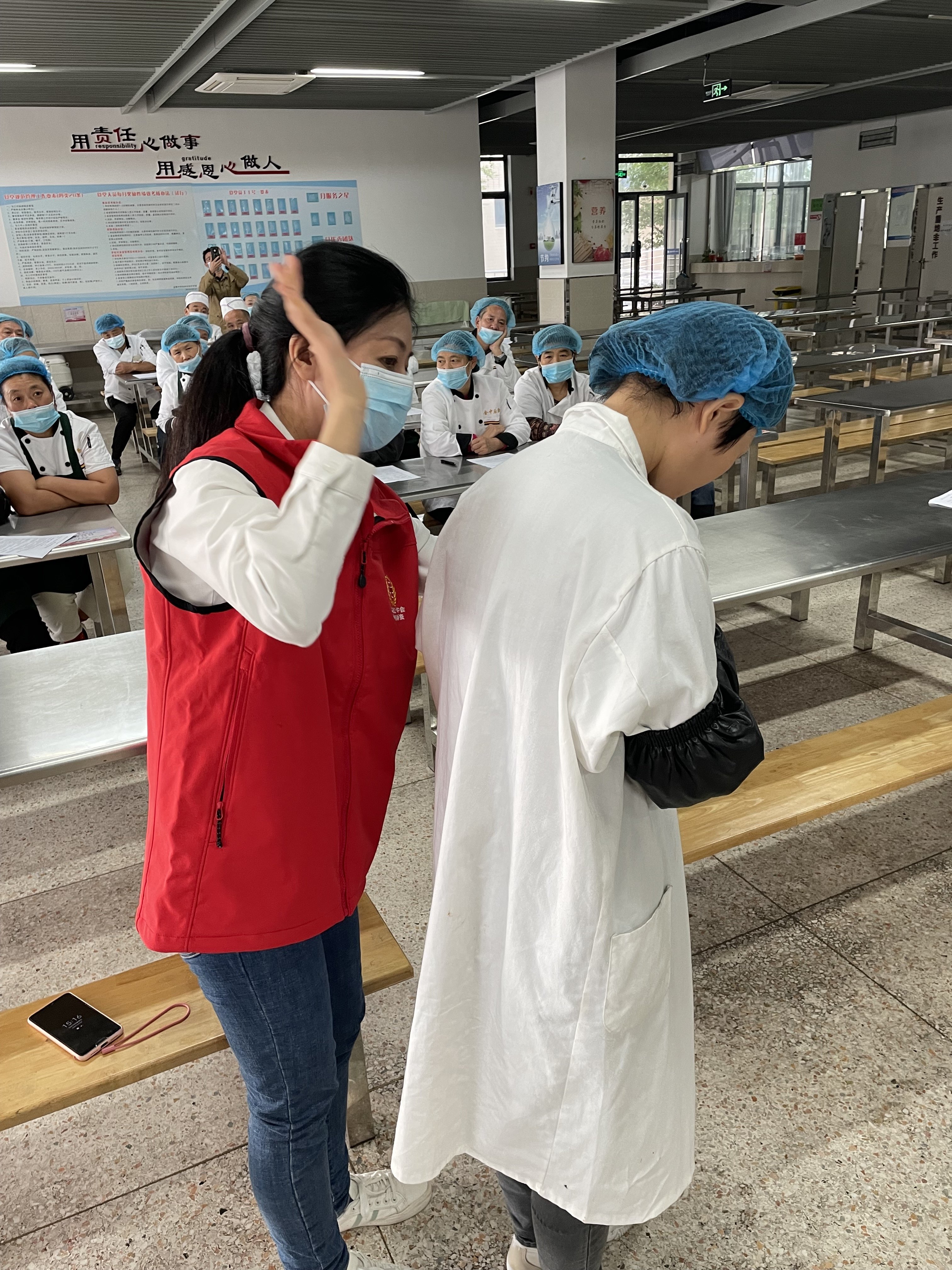 食堂工作人员急救培训（气道异物梗阻）_html_6586e5a8.jpg