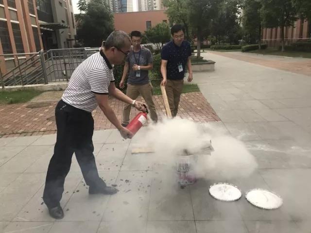栖霞开放大学开展消防、地震逃生综合演练